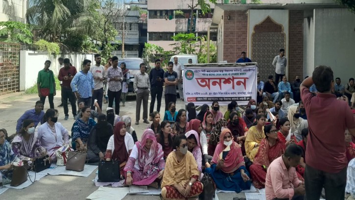 চার মাসের বেতন-বোনাস বকেয়া, অনশনে চসিকের স্বাস্থ্যকর্মীরা