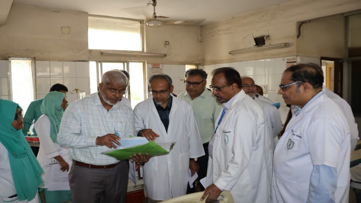 বিএমইউ’র সি ব্লকের বিভিন্ন বিভাগে উপাচার্যের ঝটিকা পরিদর্শন