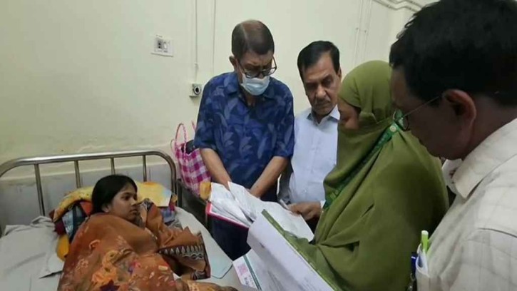 নওগাঁ সদর হাসপাতালে অভিযোগের সত্যতার প্রমাণ পেয়ে ক্ষুদ্ধ হলেন স্বাস্থ্যমন্ত্রী