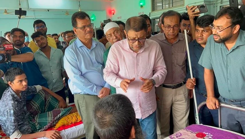 রোগীর অভিযোগে নার্সকে তিরস্কার, সেবার মান উন্নয়নে কঠোর বার্তা স্বাস্থ্যমন্ত্রীর